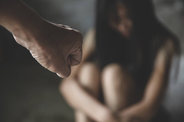 Жестокий молодой человек угрожает своей девушке кулаком. Концепция домашнего насилия, остановить насилие в отношении женщин. - Фото, изображение