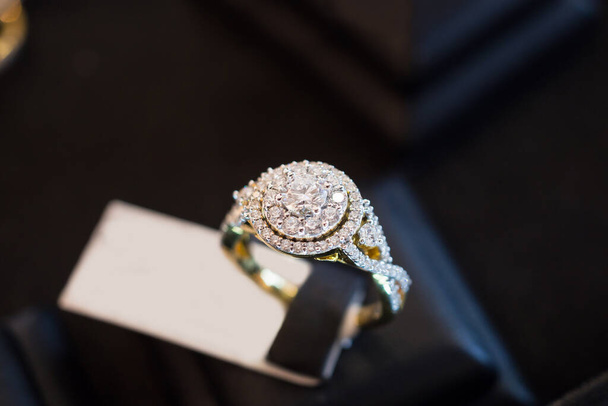 Anello diamante con cartellino del prezzo vuoto mostra in vetrina vetrina vetrina vetrina negozio di lusso gioielli - Foto, immagini