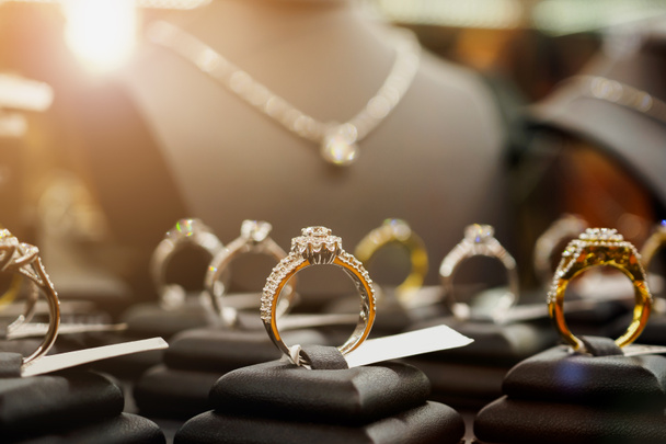 Gioielli anelli di diamanti e collane mostrano in vetrina vetrina vetrina negozio al dettaglio di lusso - Foto, immagini