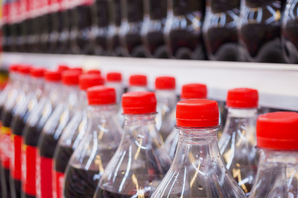 bibite analcoliche bottiglie sugli scaffali del supermercato - Foto, immagini