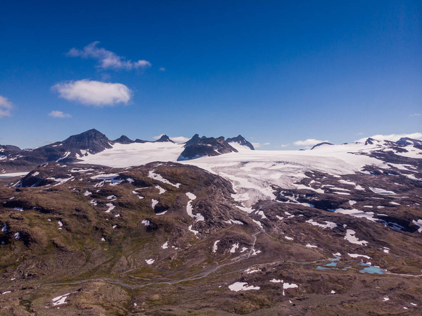 Mountain landscape in summertime with snowy peaks and glaciers. National tourist scenic route 55 Sognefjellet between Lom and Luster, Norway. - Foto, Imagen