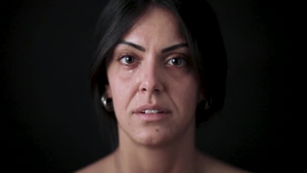 Zoom in en uit een huilende vrouw - Video
