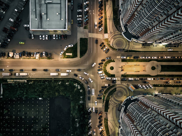 Evening crossroads with cars from great heights - Fotoğraf, Görsel