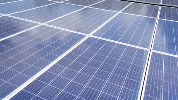 Крупный план солнечных батарей, фотоэлектрических, альтернативных источников электроэнергии - устойчивые ресурсы и инновационные альтернативные источники энергии - Кадры, видео