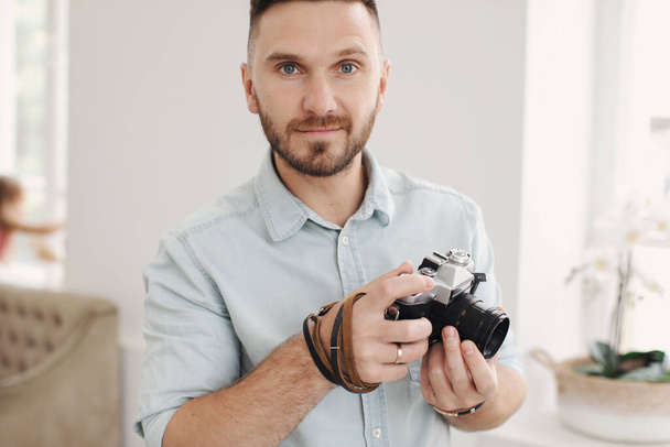Young man with photo camera - Valokuva, kuva