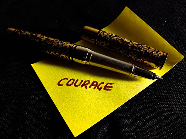 Bátorság szó jelenik meg a papír slip koncepció oktatási tájékoztató jellegű tudatosság. - Fotó, kép