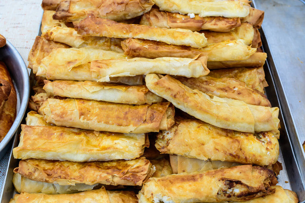 Παραδοσιακά Τούρκικα τηγανητά φέτα που ονομάζονται Sigara Boregi ή Borek, φτιαγμένα από τυρί, έτοιμα προς κατανάλωση και διαθέσιμα προς πώληση σε μια αγορά τροφίμων του δρόμου - Φωτογραφία, εικόνα