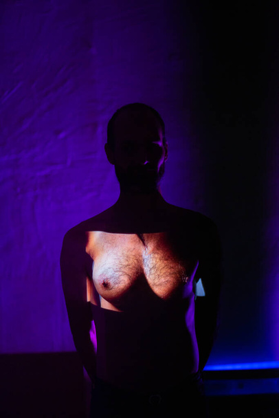 Εννοιολογική εικόνα ενός άντρα tansgender με στήθος γυναίκας στο στήθος του - Φωτογραφία, εικόνα
