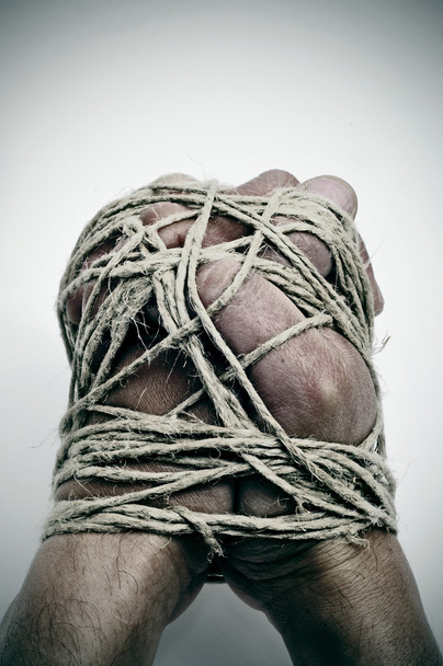руки мужчины связаны веревкой
 - Фото, изображение