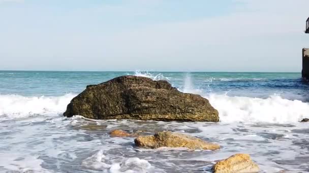Hullámok ütköznek a sziklának. Fekete-tenger, Odessza - Felvétel, videó