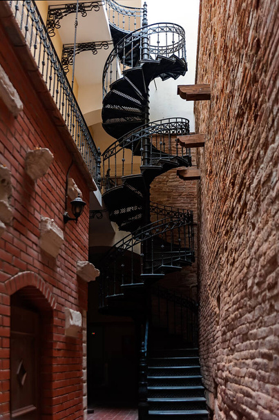 Una vieja escalera de caracol que conduce a Lviv Ucrania - Foto, imagen