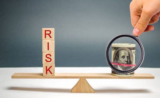 Dollars and the inscription Risk on the scales. The concept of financial risk and investing in a business project. Making the right decision. Property insurance. Legal and market risks - Foto, immagini