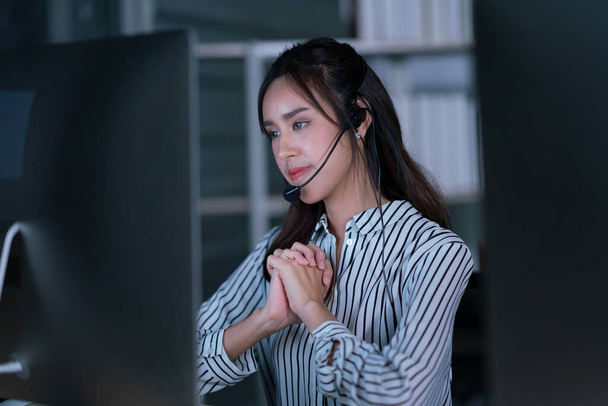 Thai muotokuva liiketoiminnan henkilö yllään kuulokkeet työskentely, Nuori ystävällinen operaattori nainen agentti call center. - Valokuva, kuva
