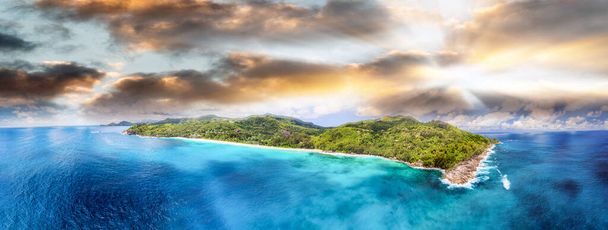 Vista aérea de la hermosa isla tropical. - Foto, Imagen