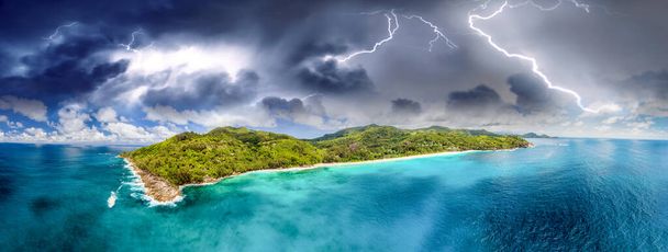 Panoramisch uitzicht vanuit de lucht op Praslin met naderende storm, Seychellen Eilanden. - Foto, afbeelding