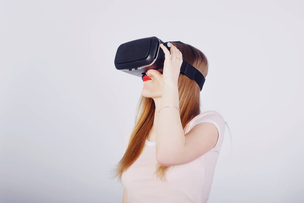 Mädchen auf weißem Hintergrund spielen Virtual Reality. Spiele und Filme vr. Emotionen - Foto, Bild
