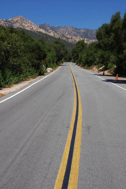 Lange lege weg van Santa Barbara naar de bergen van Santa Ynez in Zuid-Californië - Foto, afbeelding