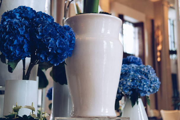 blauer Hortensienstrauß in der Vase. Flora Dekoration - Foto, Bild