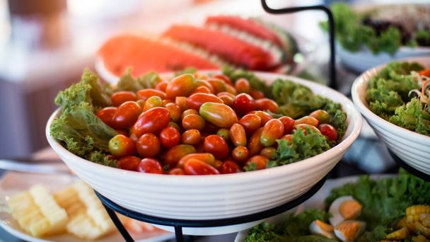 Salátová zelenina formou bufetu v hotelové restauraci - Fotografie, Obrázek