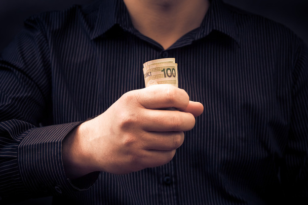 Человек держит за руки польские деньги
 - Фото, изображение