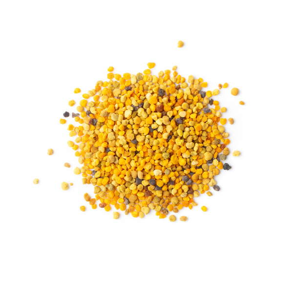 Διάσπαρτη γύρη μέλισσας ή πέργκα απομονωμένη σε λευκό φόντο πάνω όψη. Ακατέργαστοι καφέ, κίτρινοι, πορτοκαλί και μπλε σπόροι γύρης λουλουδιών ή ψωμί μέλισσας συσκευασμένο από μέλισσες εργάτες. Υγιές συμπλήρωμα διατροφής - Φωτογραφία, εικόνα