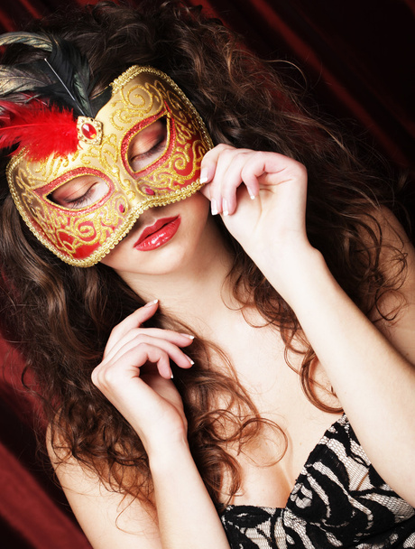 genç kadın kırmızı, gizemli bir maske - Fotoğraf, Görsel