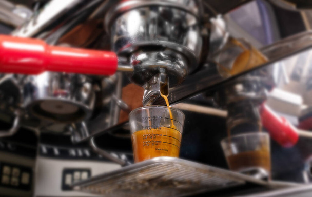 Makro záběr na přípravu espressa na profesionální kávovar. Výroba kávy v espresso shot v kavárně nebo kavárně detailní up - Fotografie, Obrázek