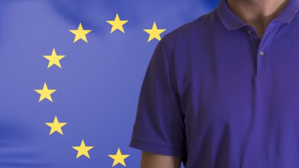 Torso van een man Jonge man met wapens gekruist tegen EU-vlag - Video