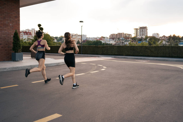Mujeres corriendo por la mañana al aire libre. - Foto, imagen
