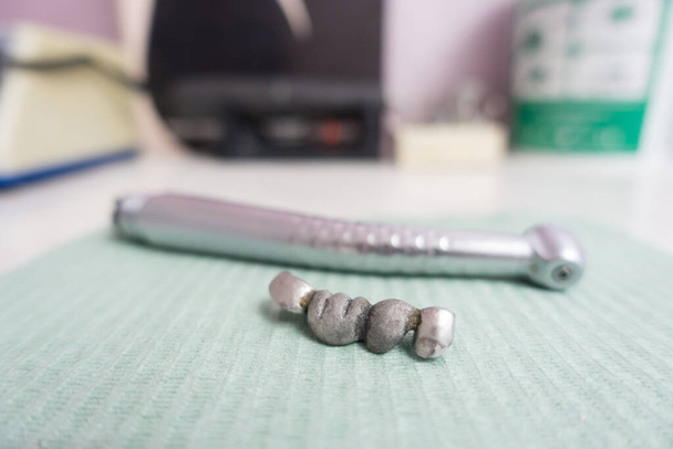 стоматологические наконечники и стоматологический мост на столе - Фото, изображение