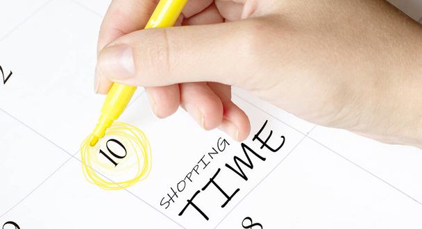 ručně obepíná datum na kalendáři s textem Nákupní čas žluté plstěné pero - Fotografie, Obrázek