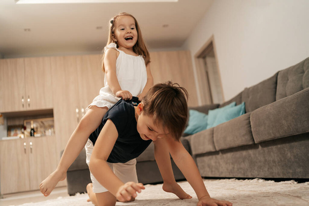 Infância feliz, tempo juntos em casa - Foto, Imagem