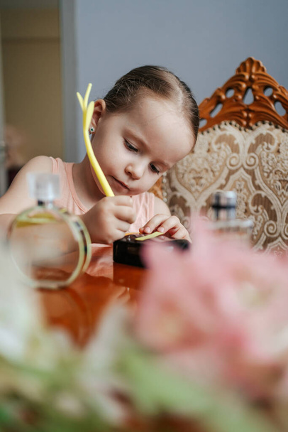 Маленька дівчинка мріє стати парфумером
 - Фото, зображення