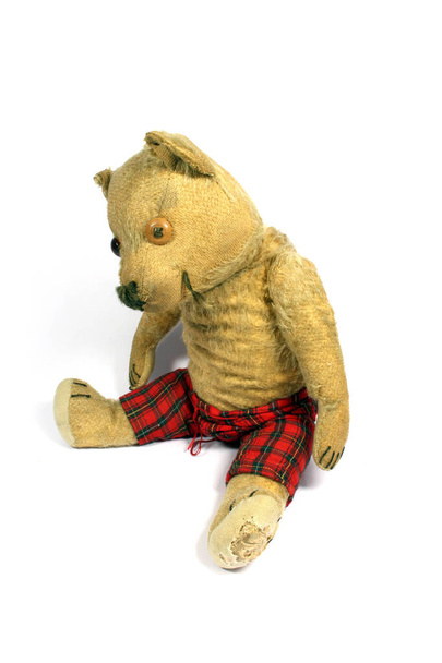 Ročník použitý starý medvídek hračka opotřebované a staré na bílém pozadí - Fotografie, Obrázek