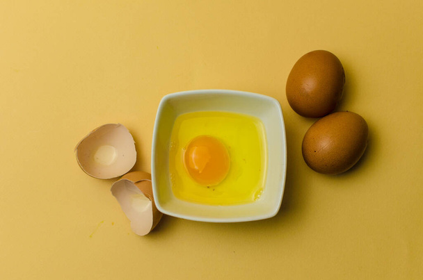 ovo fresco e gema de ovo no fundo - Foto, Imagem