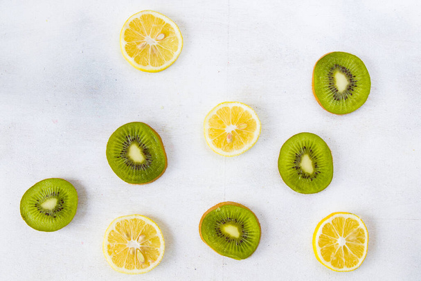 Citron, et kiwi sur le fond blanc, vue grand angle - Photo, image