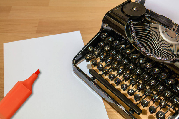 Velha máquina de escrever com um marcador - Foto, Imagem