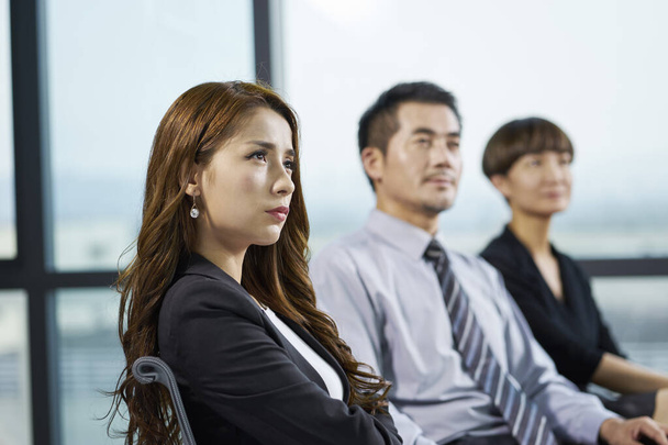 azjatyckich korporacyjnych menedżerów słuchających uważnie podczas prezentacji lub szkolenia - Zdjęcie, obraz