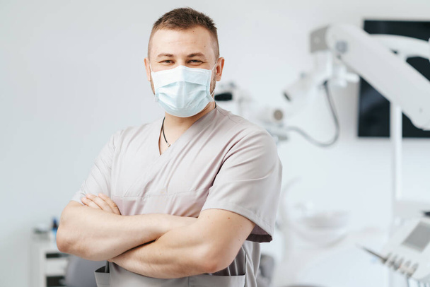 Zbliżenie portret męskiego dentysty - Zdjęcie, obraz