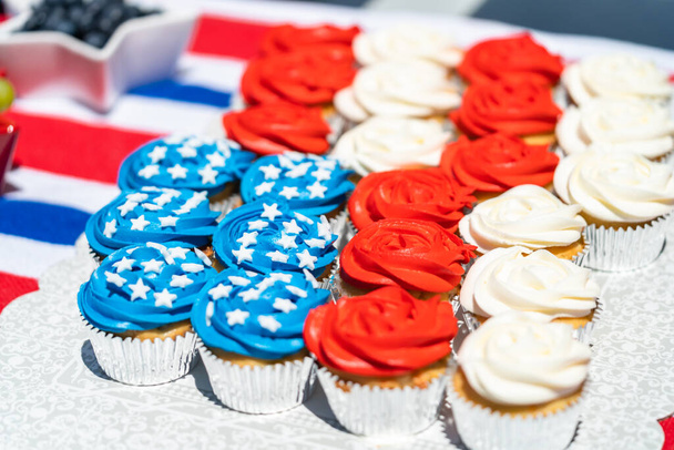 Vanilja cupcakes punainen, sininen ja valkoinen kuorrutus muotoinen Yhdysvaltain lippu. - Valokuva, kuva
