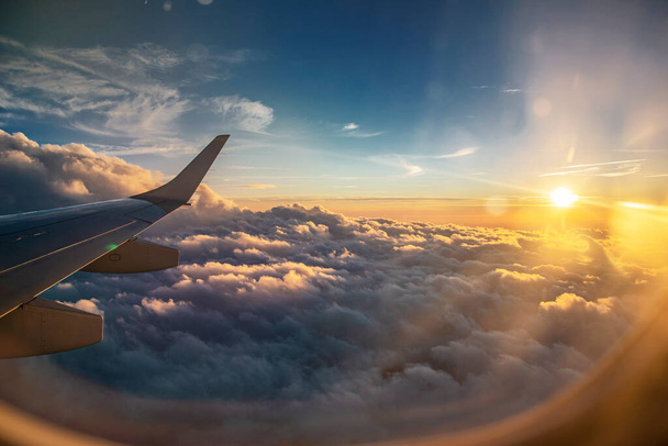 Uçan bir pencere uçağından gün batımı - Fotoğraf, Görsel
