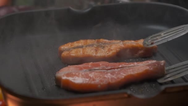 Zamknij profesjonalnego szefa kuchni grillując czerwony stek filet rybny. Zwolniony ruch - Materiał filmowy, wideo