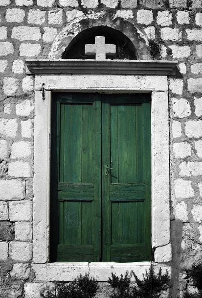 Зеленая старая дверь в Дубровнике
 - Фото, изображение