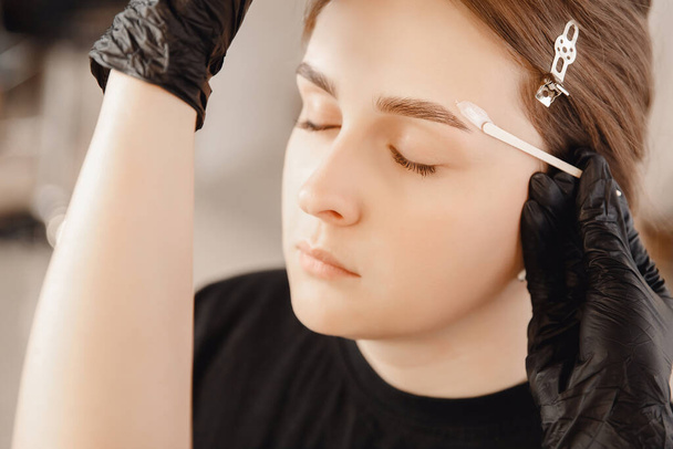 Brow korrekció mester viasz szőrtelenítés a szemöldök haj a nők - Fotó, kép