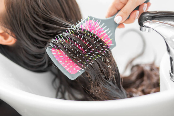 Ammattimainen hiusten rakenne hoito kampaamossa kauneushoitola naisille - Valokuva, kuva