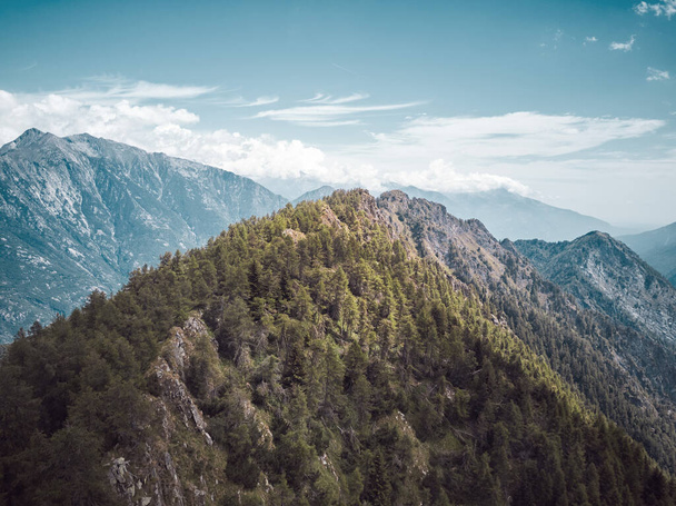vista aérea de uma montanha em um dia ensolarado whit céu azul claro - paz e relaxe conceito - Foto, Imagem