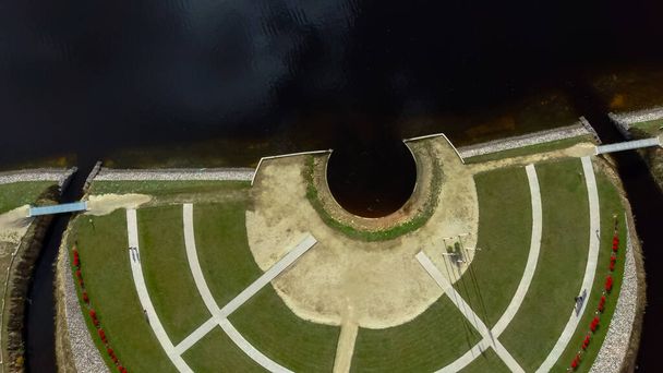 Paesaggio aereo autunnale sul giardino del destino in Koknese, Parco all'aperto "Liktendarzs". Complesso architettonico monumentale sull'isola di Daugava a Koknese. Stagione autunnale d'oro in Lettonia. - Foto, immagini