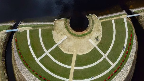Paisaje aéreo otoñal sobre el jardín del destino en Koknese, parque al aire libre "Liktendarzs". Monumental Architectural Ensemble on the Daugava Island in Koknese. Temporada de Otoño de Oro en Letonia. - Foto, imagen