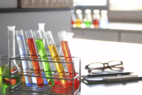 A laboratóriumi vizsgálati csövek, színes folyadékkal - Fotó, kép