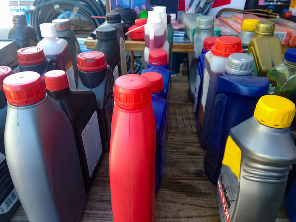 Бутылки машинного масла на столе - Фото, изображение
